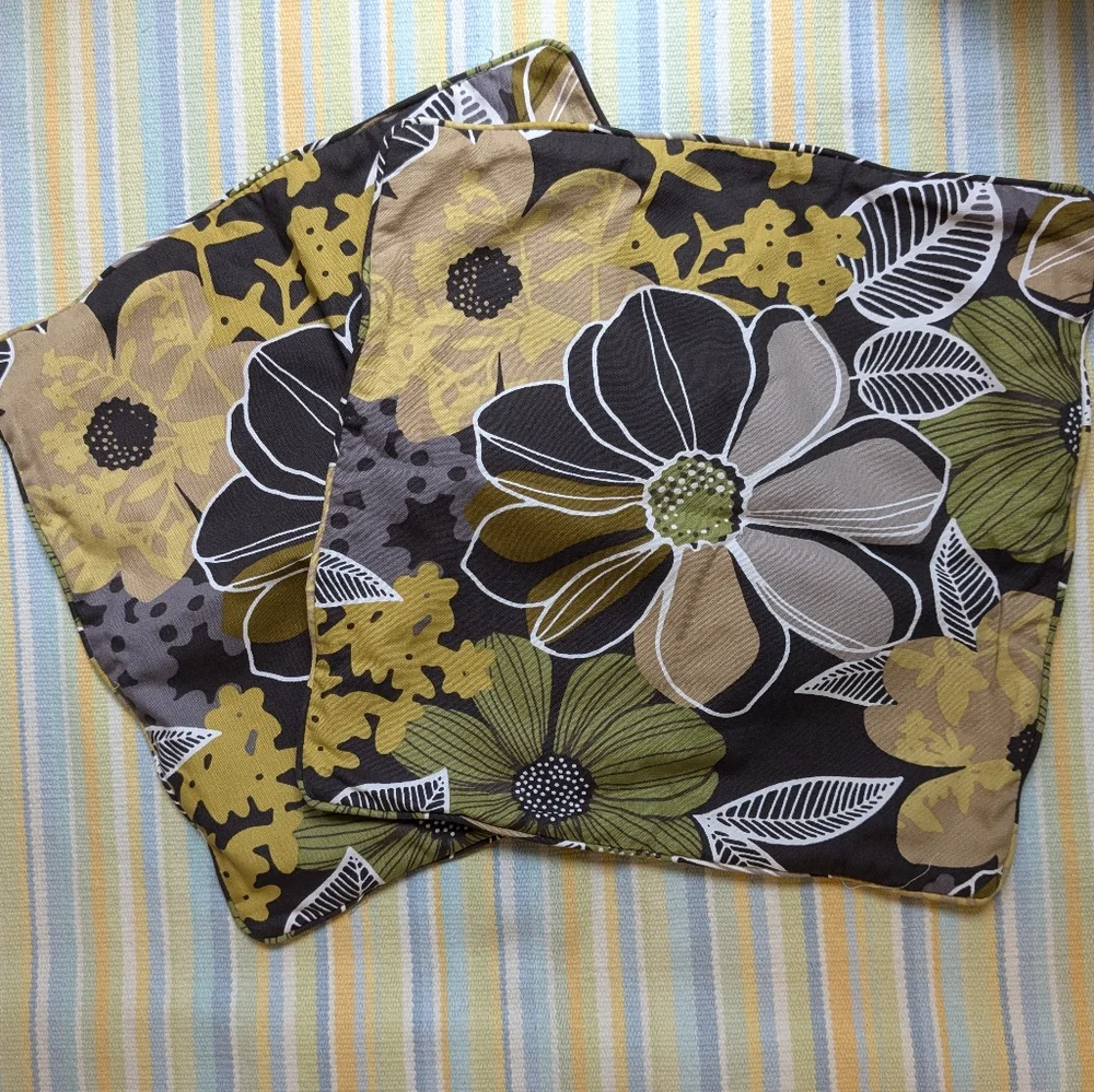 ⭐ Pair of Bassett floral pillow covers 20x20